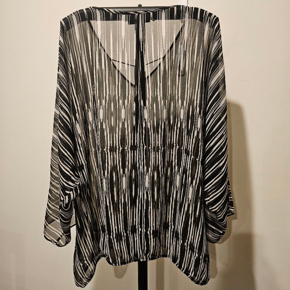 Women's Lane Bryant Semi Sheer Blouse, Size 18/20, Black & White Abstract - Picture 7 of 7